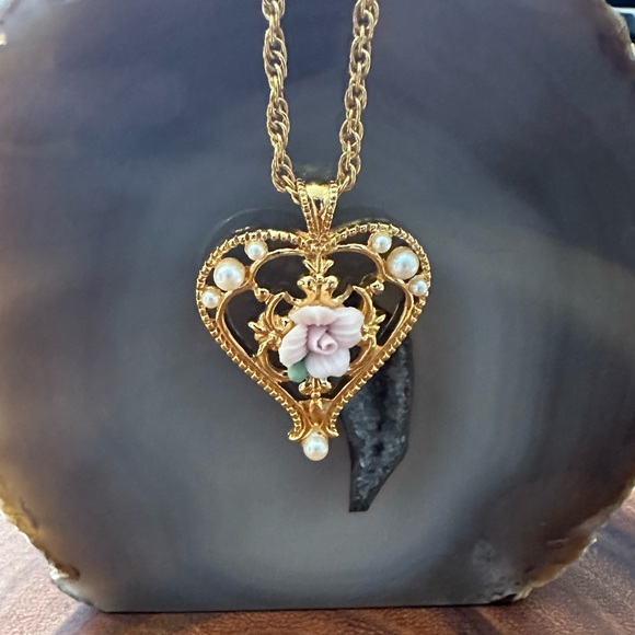 VINTAGE Avon lot of necklaces and clip on earrings. - Picture 3 of 8